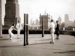 Une partie de deck tennis sur la terrasse du toit de l'hotel Delmonico de New York, 1925